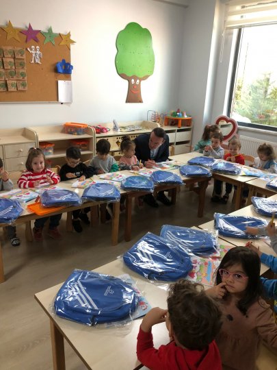 Mercan Çocuk Üniversitesi Yönetim Kurulu Başkanı Dr.Özcan Mercan Çocuklara Çanta Hediye Etti
